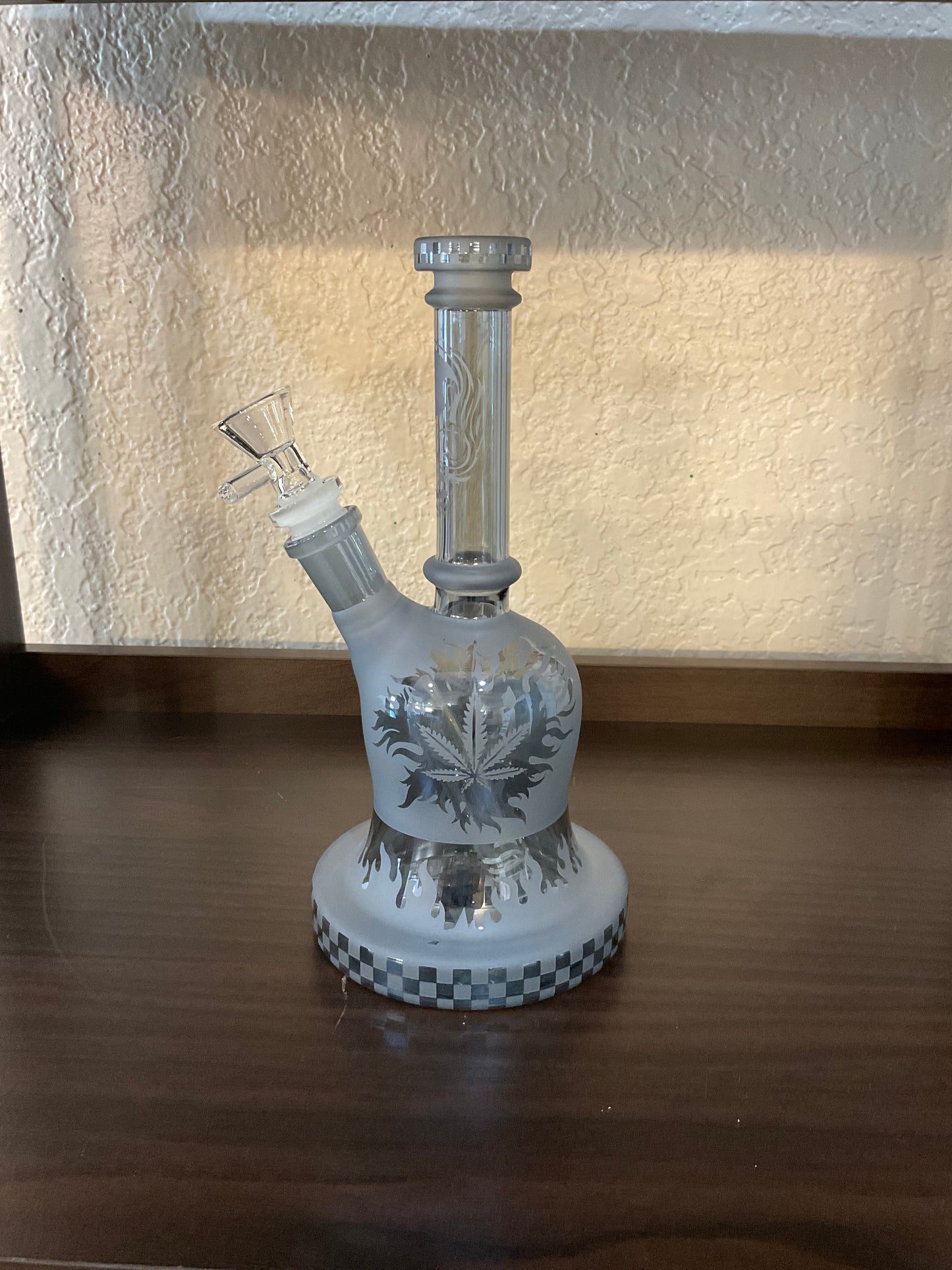 Checkered Pot Leaf Water Pipe